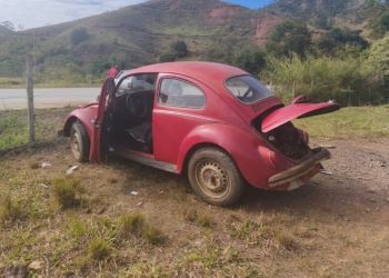 Vídeo: Idoso perde controle de carro e bate em cerca na MGC-120 em Nova Era