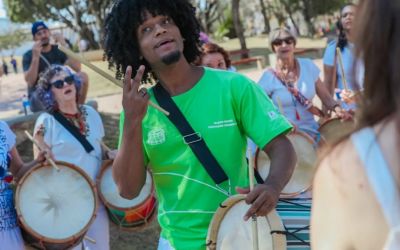 Oficinas de percussão para adultos focam na infância e conexão musical