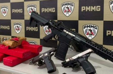 PM apreende fuzil AR-15, granadas e explosivos em abordagem na Zona da Mata