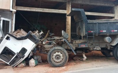 Motorista morre atropelado pelo próprio caminhão em Timóteo