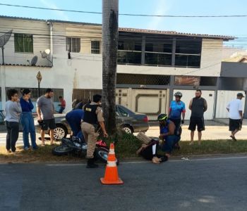 Duas pessoas ficam feridas após batida entre carro e moto em Timóteo
