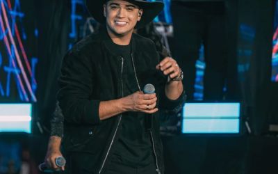Natanzinho Lima é surpreendido por fã que o morde durante show na Paraíba