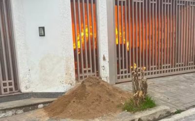 Homem em surto coloca fogo no próprio carro em Ipatinga