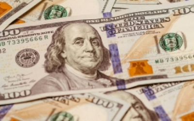 Dólar dispara, encosta em R$ 5 e Bolsa cai após tensão política e cenário externo adverso