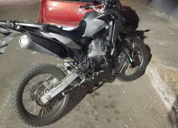 PM recupera moto furtada e apreende dois adolescentes em Caratinga