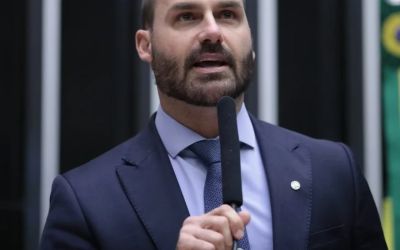 Eduardo Bolsonaro (PL-SP), que se encontra atualmente nos Estados Unidos. Na segunda-feira (26)