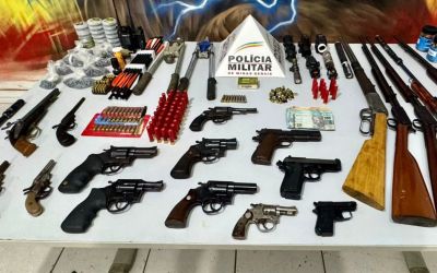 PM apreende vinte armas de fogo e mais de 500 munições em operação em Ipatinga; casal é preso Ação conjunta entre 14º e 62º BPMs intercepta casal armado e localiza arsenal escondido em operação que começou no bairro Veneza