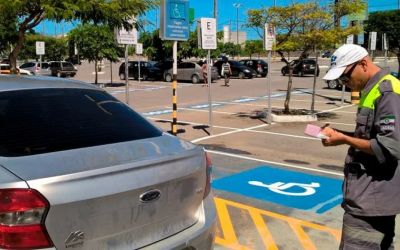 Veículos estacionados irregularmente geram mais de 3,6 mil multas em vagas de deficientes