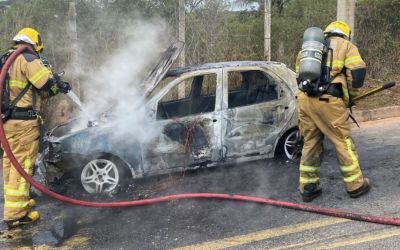 Carro é destruído por incêndio perto da Unifei em Itabira