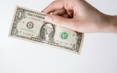 Dólar cai ao menor nível em dois anos e abre a R$ 5,051; especialistas orientam compras graduais