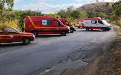 Ônibus com 48 passageiros tomba na BR-251 após carro invadir contramão