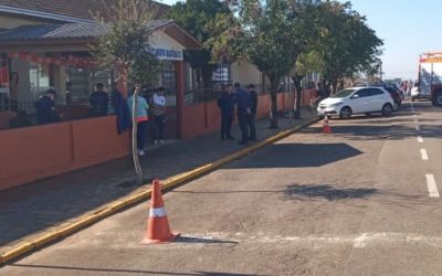 Adolescente invade escola e esfaqueia crianças; uma morreu