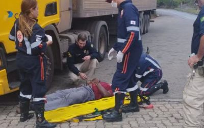 Motorista fica ferido ao cair de caminhão na BR-251 em MG