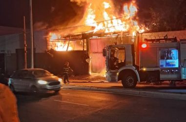 incêndio destrói galpão de distribuidora em João Monlevade