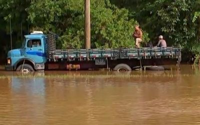 Chuvas fortes provocam transbordamento do rio Sorocaba e deixam caminhoneiros ilhados