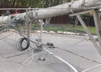Carro derruba postes e causa transtornos em avenida movimentada em Ipatinga