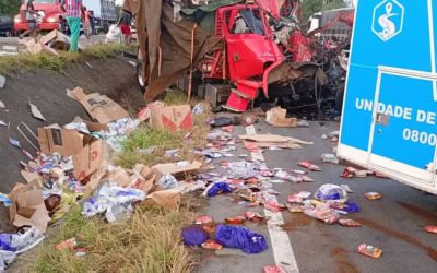 Batida entre caminhões deixa dois mortos na BR-116; cargas foram saqueadas