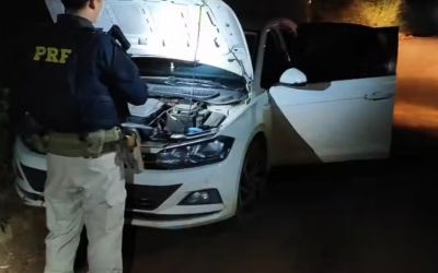 Homem sequestrado é encontrado amarrado no porta-malas de carro roubado após perseguição na BR-116, em MG