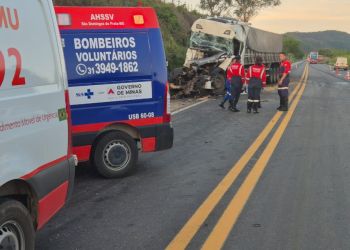 Vídeo: motorista morre em colisão entre carretas na BR-262, em São Domingos do Prata