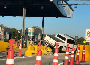 Caminhonete atinge estrutura de pedágio na MG-050 e motorista tem ferimentos leves em São Sebastião do Oeste