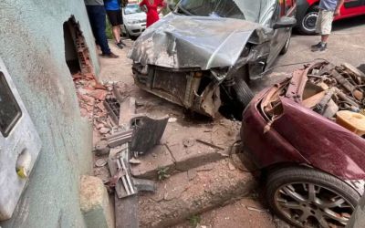 Motorista sem CNH perde freio e atinge muro de residência em Viçosa