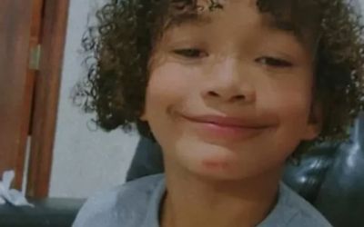 Condutor inabilitado de van que atropelou e matou menino de 8 anos comparece à delegacia