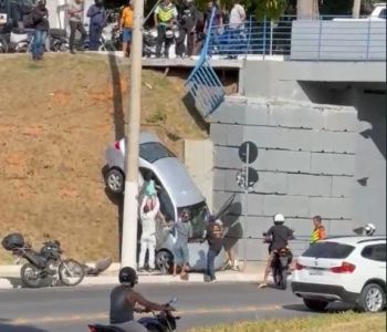 Carro cai de viaduto e criança é resgatada em Coronel Fabriciano