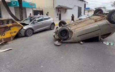Motorista embriagado capota carro após bater em veículo estacionado em Governador Valadares