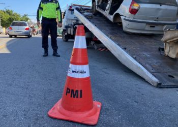 Ipatinga remove 17 veículos abandonados em operação nas ruas da cidade