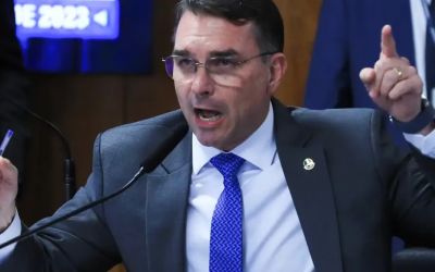 Flávio Bolsonaro fala em 'preço' para deixar disputa presidencial e reforça defesa de anistia a Jair Bolsonaro