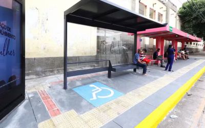 Prefeito de Santos veta projeto de totens digitais de apoio a mulheres em pontos de ônibus