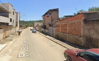 Adolescente pula em residência para fugir da PM e moradores são presos por tráfico de drogas em Timóteo