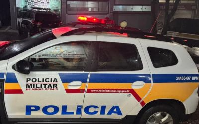 Homem abandona filhos em carro por aplicativo para comprar refrigerante e é preso em Caratinga