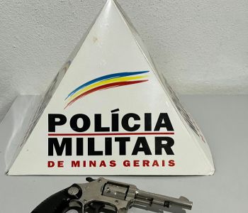 PM apreende revólver e cocaína durante busca em casa em Iapu