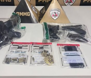Homem que denunciou tiroteio acaba preso com arsenal escondido em casa em Governador Valadares