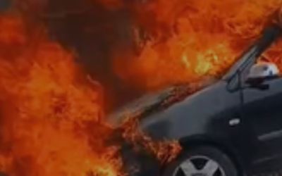 Carro é destruído por incêndio após pane em motor em Coronel Fabriciano