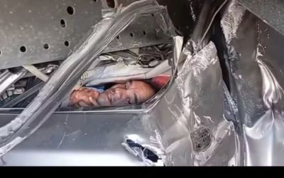 Milagre na estrada: VÍDEO mostra pai de família preso entre ferragens de carro esmagado por caminhão; todos sobreviveram