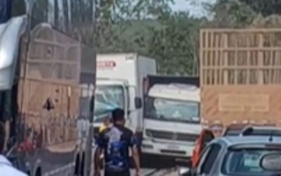 Vídeo: acidente entre caminhões interdita BR-381 próximo à Cenibra