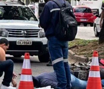 Motociclista sofre queda e capacete se solta durante acidente em Timóteo