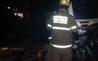 Colisão entre carro e ônibus deixa jovem gravemente ferido na BR-262, em Manhuaçu