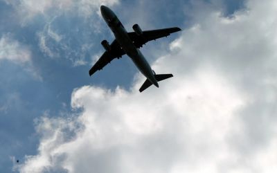 Agentes federais prendem piloto após pouso de voo nos EUA