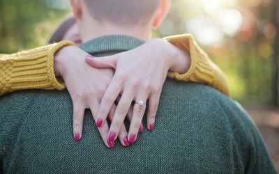 Relações com mulher mais velha ainda geram incômodo e expõem preconceitos sociais