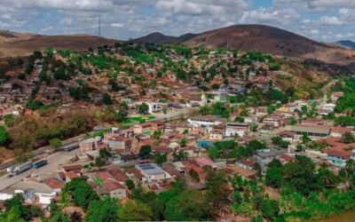Menina de 3 anos entra na casa de vizinho e morre afogada em piscina em MG