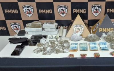 PM apreende drogas e dinheiro em imóveis usados para tráfico no Santa Cruz, em Coronel Fabriciano
