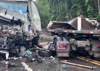 Acidente grave entre carretas interdita a BR-381 nos dois sentidos em São Gonçalo do Rio Abaixo