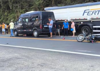 Motociclista fica ferido em colisão com van na BR-381 em Nova Era