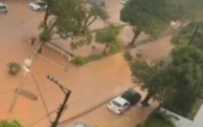 Rio Pomba atinge mais de seis metros e deixa ruas de Cataguases (MG) debaixo d’água