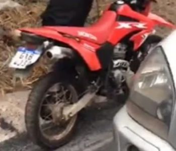 Brita solta causa acidente com moto na BR-381 em Nova Era