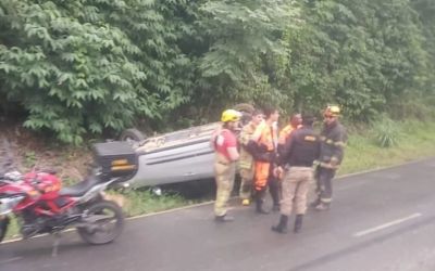 Carro capota em curva próximo ao Hospital Márcio Cunha em Ipatinga