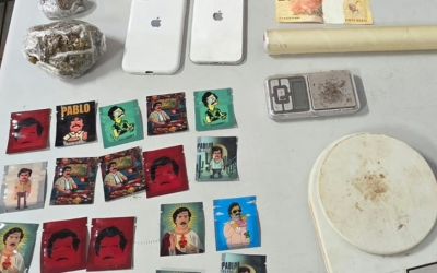 **PM apreende maconha com imagem de Pablo Escobar vestido de Jesus em Patos de Minas; adolescente é levado à delegacia**